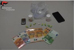 Commerciante di giorno e pusher di sera: trovato con la cocaina in auto e in negozio
