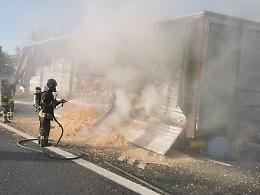 Camion a fuoco in autostrada: paura per il conducente e traffico in tilt