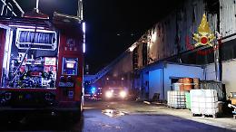 Alba di fuoco: incendio in un capannone industriale in disuso