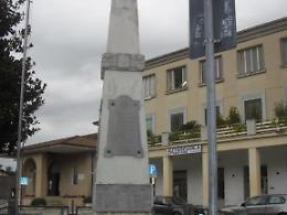 Monumento ai caduti: i nomi sono completamente sbiaditi