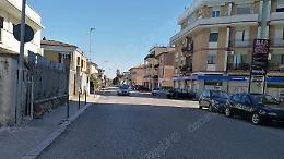 Furto notturno al supermercato, rubati soldi e alcolici: l'allarme non era inserito