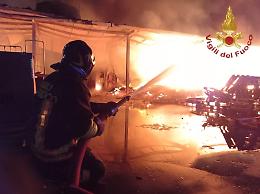 Pauroso incendio in un capannone, le fiamme divorano la struttura: danni ingenti