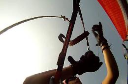 Incidente col parapendio, atterraggio da incubo: un uomo e una donna in ospedale