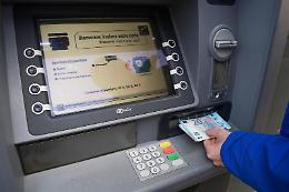 Ruba il bancomat ad un'anziana e preleva i soldi: denunciata una donna