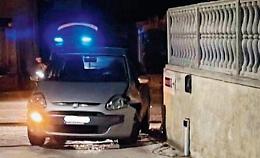 Urta violentemente un'auto e scappa, tragedia sfiorata: è caccia al 'pirata'