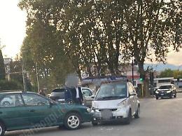 Scontro tra due auto all'incrocio di via Ciamarra: momenti di paura