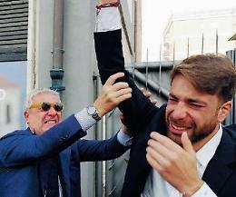 Sora, la fascia a Di Stefano: l'abbraccio con pap&agrave; Enzo e la grande festa