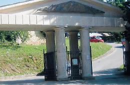 Furti al cimitero: le rubano le borse mentre era sulla tomba del padre, lo sdegno