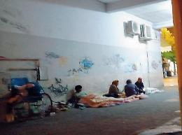 Clochard, puzza e cinghiali in piazza: ecco il 'salotto' del degrado