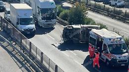 Incidente tra un tir e un furgoncino che si ribalta: tre feriti e traffico in tilt