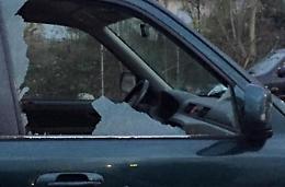 Auto nel mirino dei vandali alla stazione: «La soluzione è la videosorveglianza»
