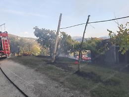 Incendio in località Forcella, vigili del fuoco al lavoro per domare le fiamme