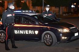 Fugge all'alt, rocambolesco inseguimento in centro: un giovane nei guai