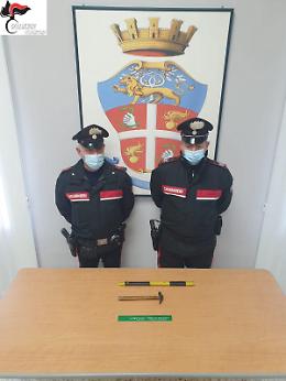 Follia nel centro medico: uomo rifiuta le cure, poi prende a bastonate un'infermiera
