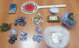 Spaccio casalingo, pusher arrestato con quasi cento dosi pronte per i "clienti"