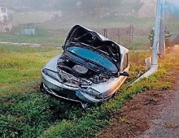 Esce fuori strada e finisce in un fossato: giovane miracolato