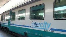 Travolta dal treno, Angela muore a 16 anni: era seduta vicino ai binari con le cuffiette