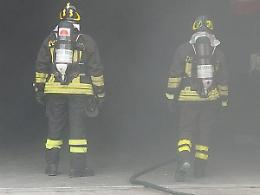 Incendio nella notte in un albergo: ospiti in fuga dalle fiamme