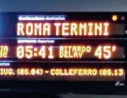 Extracomunitario senza mascherina sul treno: caos, ritardi e pendolari infuriati