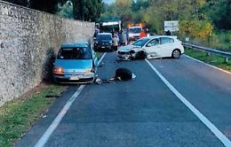 Scontro tra due auto, ferite tre persone. Paura in strada e traffico in tilt