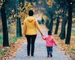 Sostegno alle mamme single, ora c'è il bando: come fare domanda