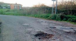 Buche e vie dissestate, tra incidenti e cadute: e i risarcimenti fioccano