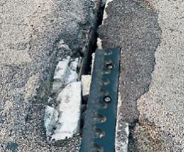 Pericoli sull'asse attrezzato: giunti del ponte scoperti, buche e semaforo spento