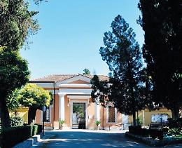Infiltrazioni e mancanza di loculi al cimitero: novità in arrivo