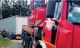 Sbaglia strada e rimane in “trappola”: la disavventura di un camionista