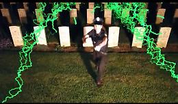 Video trap tra le lapidi del cimitero: guai seri all'orizzonte per Mex