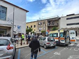 Cade mentre è in fila alle Poste e sbatte la testa: sangue in strada e panico
