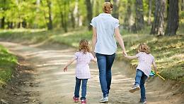 Famiglie monogenitoriali: in arrivo un sostegno per le mamme sole con figli