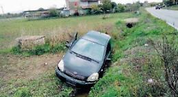 Macchina impatta un autocarro e finisce in una scarpata: 2 feriti e traffico in tilt