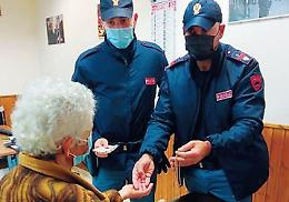 Raggirano una nonnina con la truffa del nipote: le portano via soldi e fedi