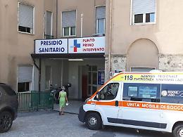 Si accascia a terra e muore nell'ex ospedale: stava aspettando il marito in sala d'attesa