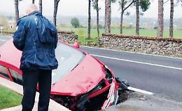 Paura in strada: finisce in una cunetta e distrugge l'auto. Donna miracolata