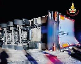 Incidente sulla Formia - Cassino, si ribalta un camion: due feriti