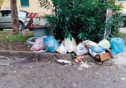 Emergenza rifiuti, salta l'umido: migliaia di sacchetti sui marciapiedi