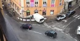 Incidente in pieno centro: furgone finisce contro le vetrine di un negozio