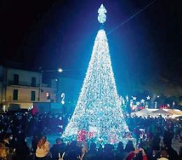 Si accendono le luminarie in città: la magia rivive nel borgo