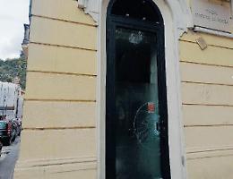 Ladri nella piazza principale: furto e danni ingenti in un bar