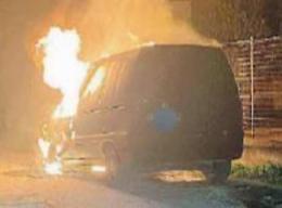 Furgone avvolto e divorato dalle fiamme: choc e paura in piena notte