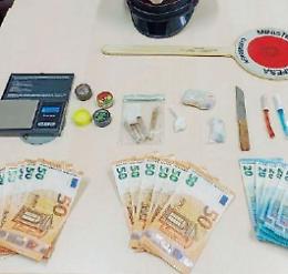 Getta la droga nel water per non farsi beccare: giovane pusher nei guai