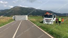 Perde il controllo del camion e si ribalta, paura per un autotrasportatore di 23 anni