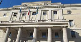 Cerca di disfarsi della cocaina ma viene beccato: giovane nei guai