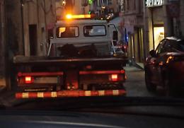 Auto perde il gasolio e rischia di incendiarsi: paura per il conducente