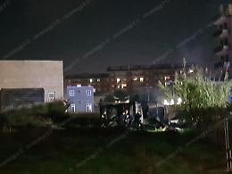 Incendio divampa in zona Cavoni, baracca a fuoco: tre persone salvate dalle fiamme