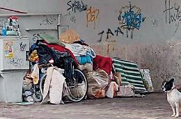 Clochard sotto i portici, è degrado ed indifferenza: subito una soluzione