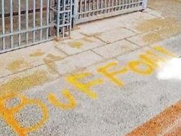 Esasperato dalla burocrazia, imbratta l'ingresso del tribunale: subito scoperto