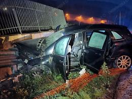 Incidente all'alba, auto fuori strada sfonda una recinzione: paura per gli occupanti